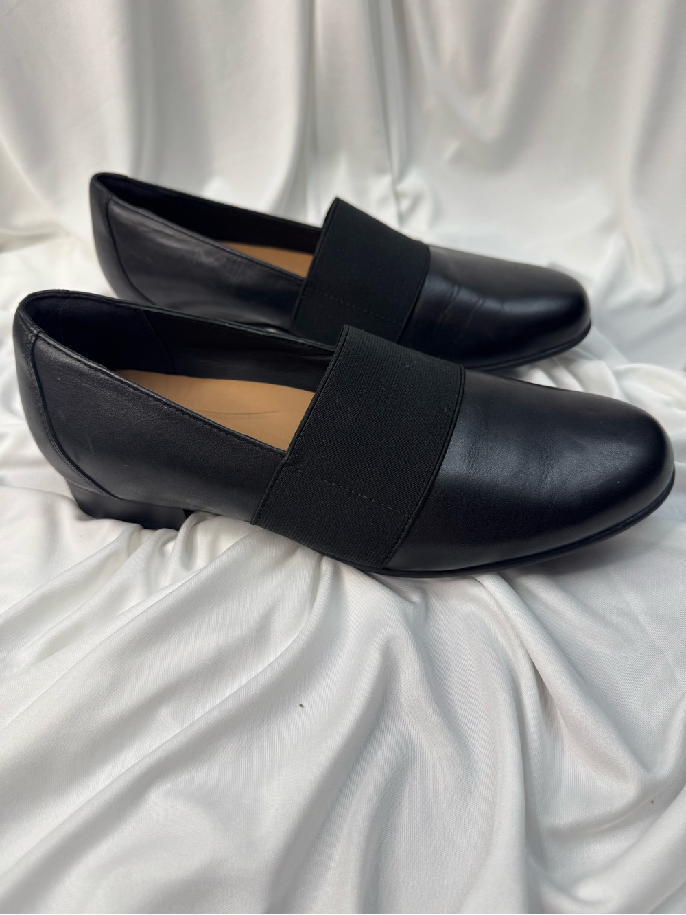 Clarks Unstructured Black Leather Elastic Gore Slip-On Loafers
Size 7